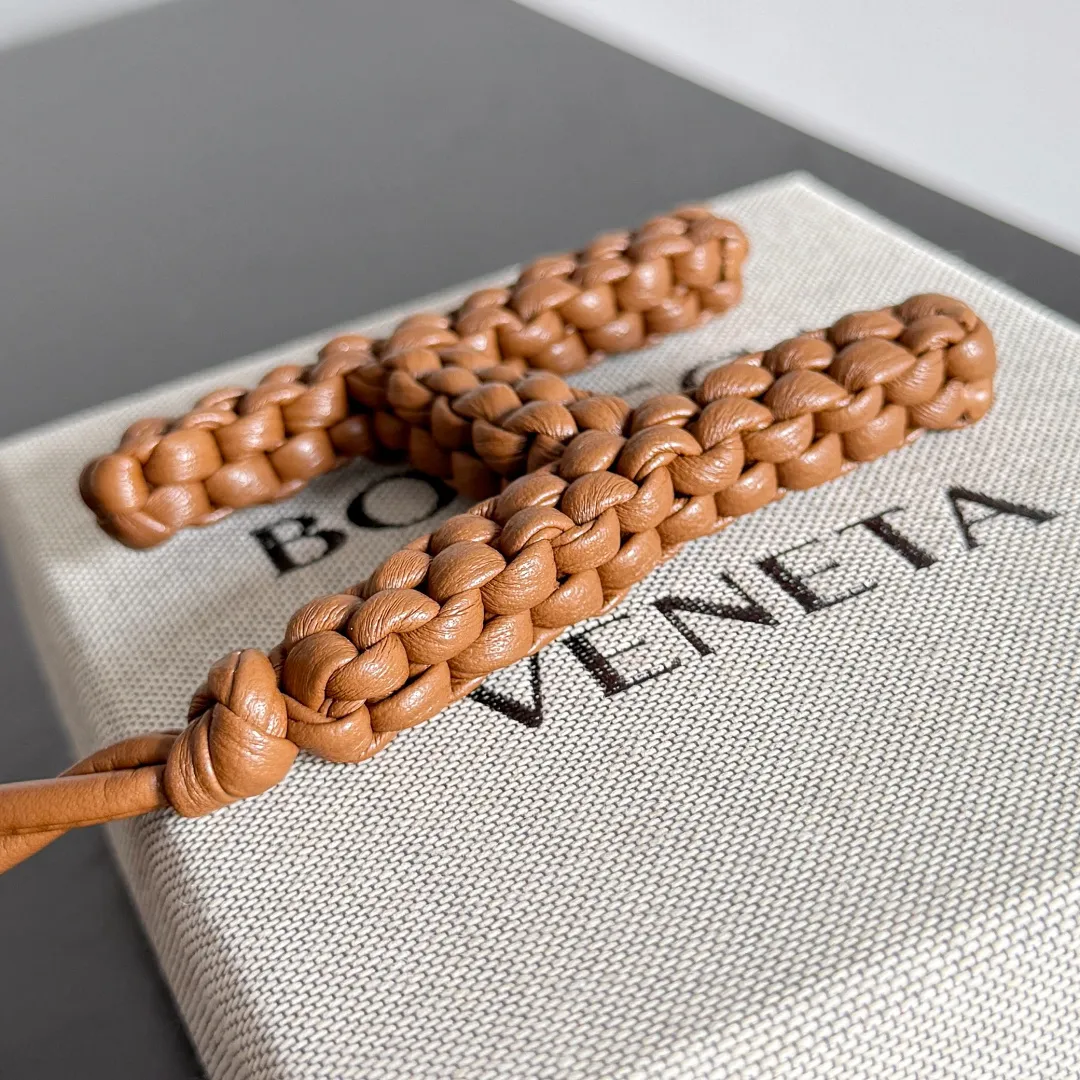 Batch 420 Let’s see what new cute little thing BV has released~ It’s this letter pendant, which is different from the puppy pendant. The weaving of this letter is more three-dimensional, and the material is very solid, and it is not easy to deform even if it is folded. Style number: H
